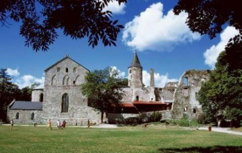 Эстония - страна с уникальными историей и культурой -  интересна туристам средневековыми городами и замками, отдыхом на тихих балтийских курортах