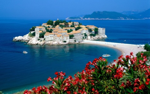 Отдых в Черногории становится все более популярным у российских туристов: теплое море, недорогие отели, экскурсии по историческим местам.